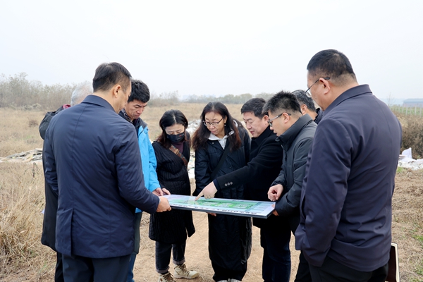 评估专家组踏勘现场.JPG